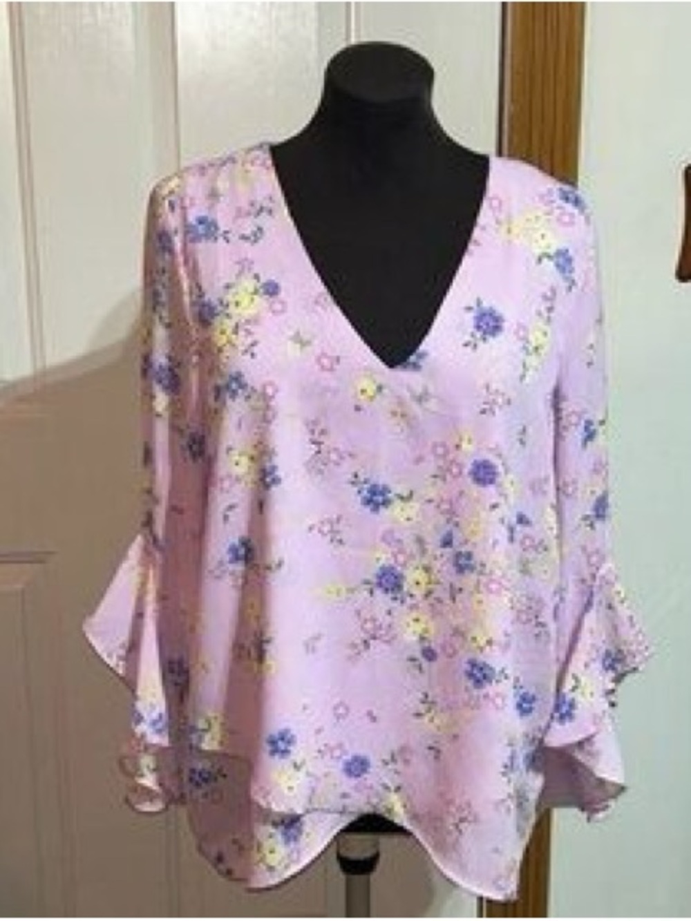 Vince Camuto Lilac Floral V-Neck Ruffle Sleeve Top